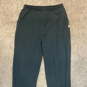 NWOT Vuori boyfriend joggers size small